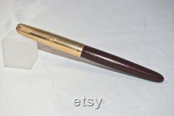 1946 PARKER 51 Vacumatic Burgundy barrel and Gold Cap fountain pen