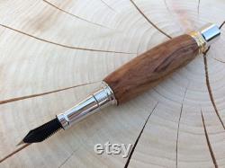 A fountain pen made by mountain and tree lover Japanese fountain pen Uses high-grade cedar Made in Japan Handmade by craftsmen