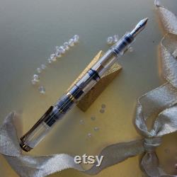 Pelikan Souverän M200 Demonstrator Special Edition Fountain pen gold nib Bold -Mint condition