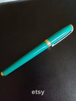 S.T. Dupont Fidelio kelly green body with gold accents.l like 14K Around bottom of cap S. T. Dupont Paris .