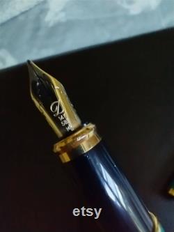 S.T. Dupont Fidelio kelly green body with gold accents.l like 14K Around bottom of cap S. T. Dupont Paris .